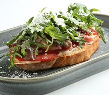 Брускетта с ростбифом и трюфельной заправкой