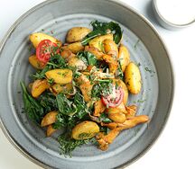 Мини-картофель с вешенками и перечным соусом