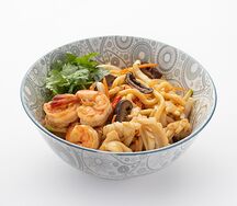 Лапша пшеничная с креветками и кальмаром