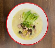 087. Лапша с тушёной курицей и грибами  