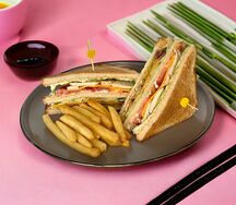 Клаб Сэндвич с Курицей и Беконом