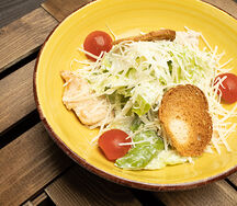 Салат Цезарь с курицей