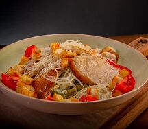 Салат Цезарь с курицей