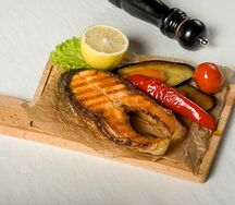 Стейк семги с овощами