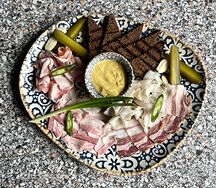 Тарелка сала с пряностями