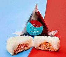 Онигири с лососем