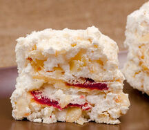 Пирожное Миндальное с малиной Безе