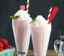 Молочный коктейль с клубникой