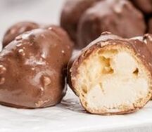 Профитроли с шоколадом и фундуком