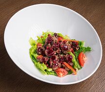 Салат с куриной печенью в клюквенно-кофейном соусе