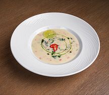 Куриный суп со сливками, шпинатом и лаймом