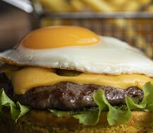 Бифштекс с яйцом