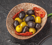 Маслины и оливки с вялеными томатами