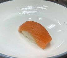 Суши с лососем