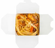 Вок лосось с лапшой и овощами по-пекински