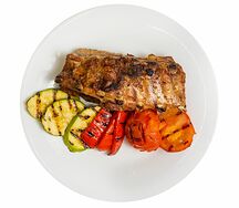 Свиные ребрышки с овощами гриль