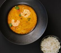 Том ям с морепродуктами и рисом