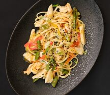 Лапша яичная с курицей и креветками