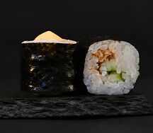 Спайси-ролл с угрем и огурцом