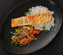 Стейк из лосося в азиатском стиле