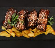 Свиные ребрышки BBQ c картофелем по-деревенски