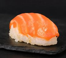 Суши лосось
