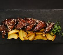 Куриные крылышки в соусе BBQ с картофелем по-деревенски