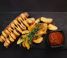 Купаты с картофелем по-деревенски в соусе BBQ