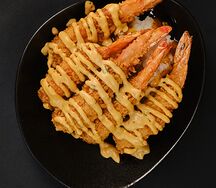 Креветки темпура на рисовой подушке