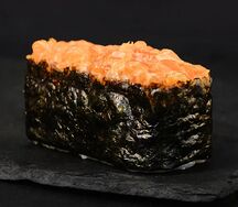 Спайси гункан с лососем