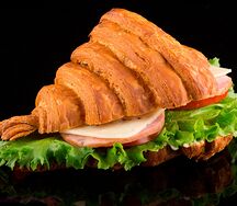 Круассан с ветчиной