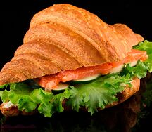 Круассан с рыбой