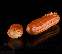 Эклер карамельный