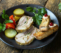 Мясо молодого поросёнка под прессом