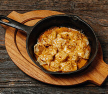 Пельмени мясные под томатно-трюфельным соусом с сыром