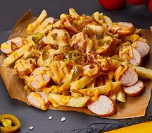 Картофель фри с колбаской, сыром и халапеньо