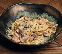 Паста с курицей и грибами