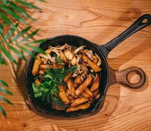 Картофель жареный с грибами, луком и деревенской сметаной