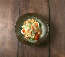 Салат Цезарь с креветками