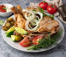 Цыпленок с соусом, салатом и лавашом