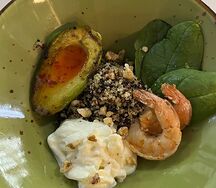 Запеченный авокадо с тигровыми креветками и киноа