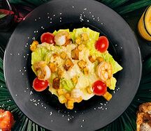 Салат Цезарь с тигровыми креветками
