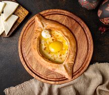 Хачапури по-аджарски с яйцом