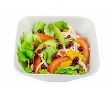 Салат с курицей и манго