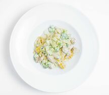 Фетучини с курицей и брокколи