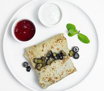 Блины с домашним творогом и ягодами