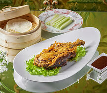 Хрустящая маринованная утка с домашним утиным соусом и блинчиками