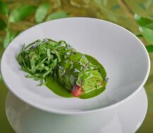 Обожженные овощи с соусом из трав