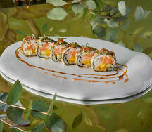 Тёплый ролл с лососем и гребешком