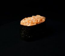 Гункан с лососем